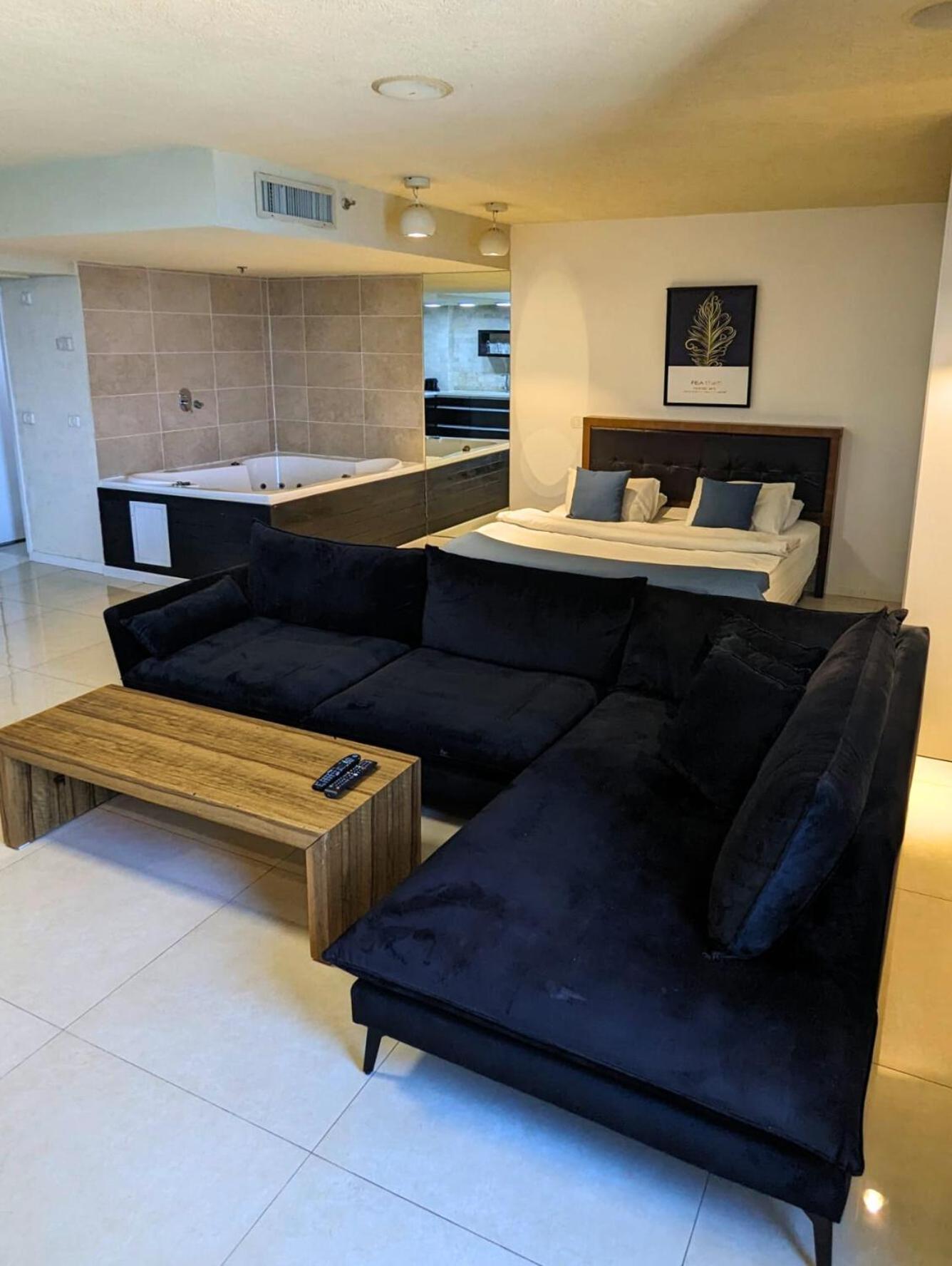 Almog Beach Apt Hotel מלון דירות אלמוג ביץ' Haifa Luaran gambar